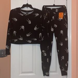 2 Piece Halloween Skelton Hands Jogger Set. Size- S/M. PTP 20 inches.